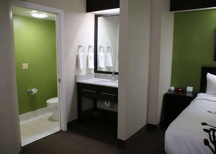 Sleep Near Great Lakes Naval Base Inn 4*