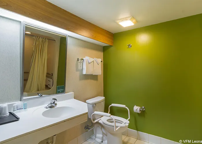 Sleep Near Great Lakes Naval Base Inn 4*