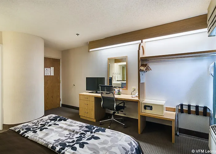 Sleep Near Great Lakes Naval Base 4*
