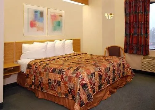 Sleep Near Great Lakes Naval Base 4* Lake Bluff